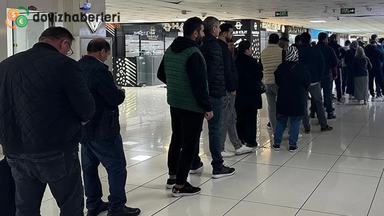 Vatandaşlar kuyumculara akın etti!