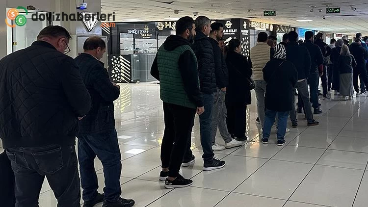 Vatandaşlar kuyumculara akın etti!