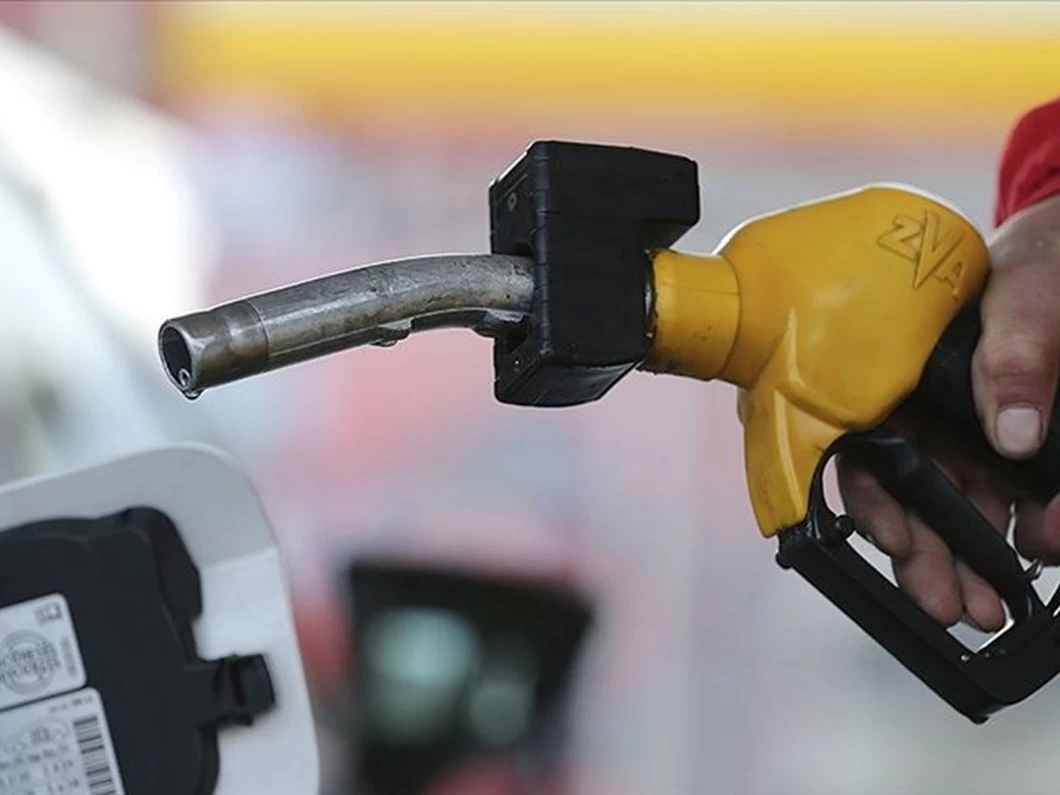 Herkes merak ediyor... Benzin, motorine indirim gelecek mi?